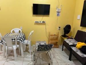 TV i/ili multimedijalni sistem u objektu Casa Amarela
