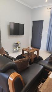 uma sala de estar com um sofá e uma mesa em Villa Serene Lusaka em Lusaka