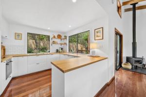 Η κουζίνα ή μικρή κουζίνα στο Baumhaus by Discover Stradbroke