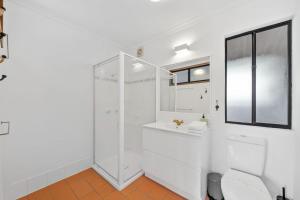 Ένα μπάνιο στο Baumhaus by Discover Stradbroke +11 φωτογραφίες