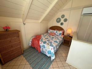 Tempat tidur dalam kamar di Sealofts On The Beach