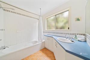 Bathroom sa A Turtle House by Discover Stradbroke +14 photo