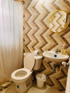 a bathroom with a toilet and a sink at Hostal El Palacio Del Descanso in Villa de Leyva