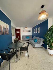 - un salon avec une table, des chaises et un canapé dans l'établissement Cabrero Beach 1212, à Carthagène des Indes