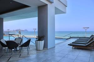 a patio with a table and chairs and the ocean at Altomare hermoso depa con vista al mar in Mazatlán
