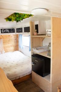 Poschodová posteľ alebo postele v izbe v ubytovaní Caravan on Ranch