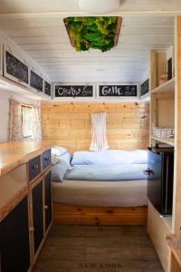 Postel nebo postele na pokoji v ubytování Caravan on Ranch