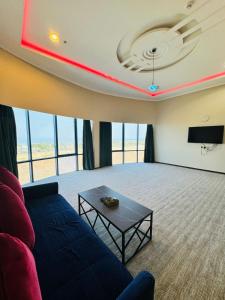 a living room with a couch and a tv at شقق الريم الجديد للشقق المخدومة Al Reem Al Jadid residence in Yanbu