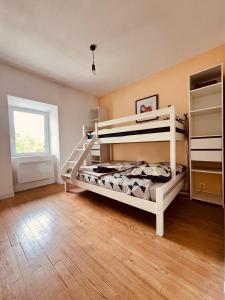 加普的住宿－Gîtes de Chauvet，一间卧室配有两张双层床。