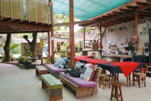 La Fauna Hotel في بويرتو مالدونادو: مجموعة طاولات و كنب في غرفة