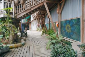 una pasarela de madera con un mural en el lateral de un edificio en La Fauna Hotel, en Puerto Maldonado
