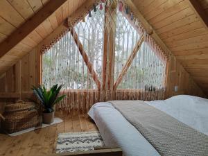a bedroom with a bed and a large window at Cabaña Lugar de paz in Villa Mills