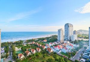 - une vue aérienne sur la ville et l'océan dans l'établissement CĂN HỘ 5 SAO THE SÓNG 1pn,2pn,3pn, à Vung Tau