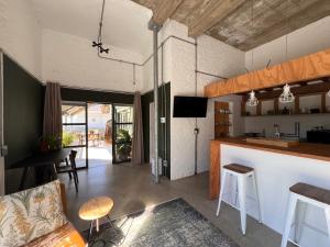 een keuken en een woonkamer met een aanrecht en een bar bij GreenHouse APARTMENT in Mount Road