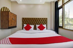 Łóżko lub łóżka w pokoju w obiekcie OYO Flagship The Green Park Shimla