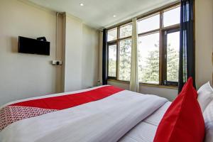 Tempat tidur dalam kamar di OYO Flagship The Green Park Shimla