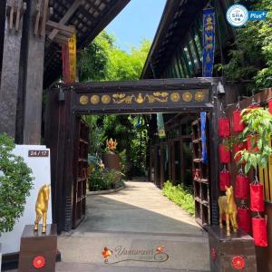 una entrada a un edificio con una puerta con dos estatuas en Yantarasri Resort, en Chiang Mai