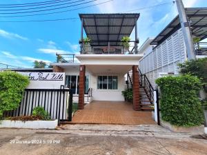 een huis met een balkon erbovenop bij Plus2 Hua-Hin Private Poolvilla from beach 3km in Hua Hin