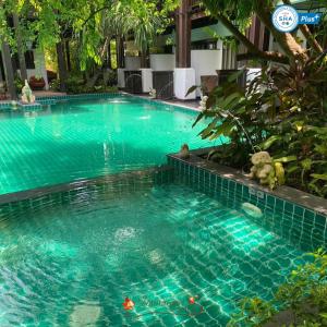 una piscina con un osito de peluche en el agua en Yantarasri Resort, en Chiang Mai
