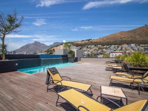 בריכת השחייה שנמצאת ב-Cape Royale Apartments with Cape Finest או באזור