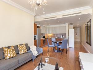 Svetainės erdvė apgyvendinimo įstaigoje Cape Royale Apartments with Cape Finest