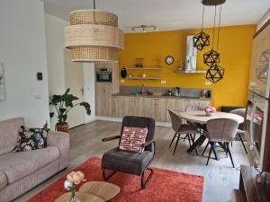 a living room with a couch and a table at Het Voorhuis in Deest