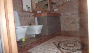 Un baño con lavabo, inodoro y bañera. en Apartment Riva del Garda - Gardasee 22160, en Riva del Garda 17 fotos más