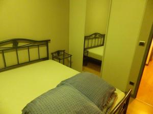 een slaapkamer met twee bedden en een spiegel bij villa climatisée avec grande piscine in Saint-Laurent-de-la-Salanque +25 foto's