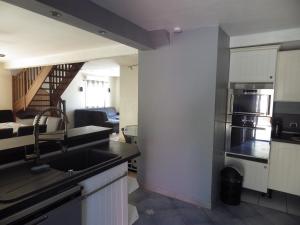 een keuken met een spoelbak en een aanrechtblad bij villa climatisée avec grande piscine in Saint-Laurent-de-la-Salanque