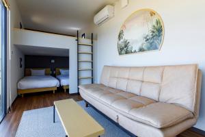 阪井市的住宿－Oruga Resort -Trailer Cottage & Cafe -，客厅配有沙发和1张床