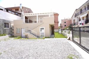 una strada vuota in una città con edifici di CIVICO 8 a Scalea