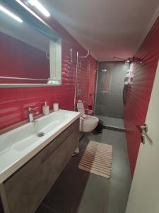 Koupelna v ubytování THEASIS 5 luxury studio with sea view