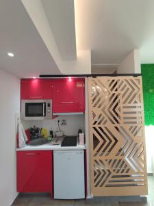 Kuchyň nebo kuchyňský kout v ubytování THEASIS 5 luxury studio with sea view