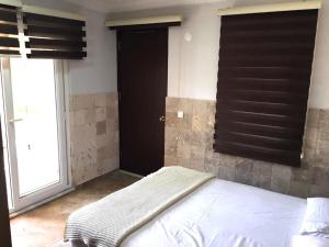 1 dormitorio con cama y puerta negra en Room in Apartment - Beautiful Holiday Home In Resort Centre, en Side