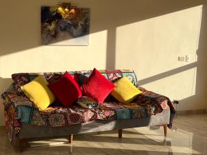 A seating area at Lovely gorgeous apartment among green Maadi