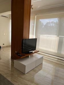 A television and/or entertainment centre at Lovely gorgeous apartment among green Maadi
