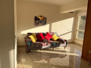 A seating area at Lovely gorgeous apartment among green Maadi