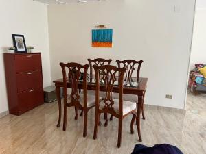 A seating area at Lovely gorgeous apartment among green Maadi