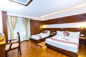 Habitación de hotel con 2 camas y ventana en Kathmandu Suite Home, en Katmandú