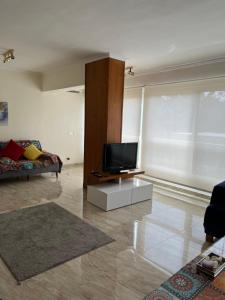 A television and/or entertainment centre at Lovely gorgeous apartment among green Maadi