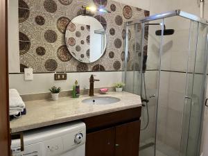 A bathroom at Lovely gorgeous apartment among green Maadi