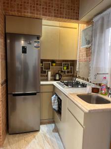 A kitchen or kitchenette at Lovely gorgeous apartment among green Maadi
