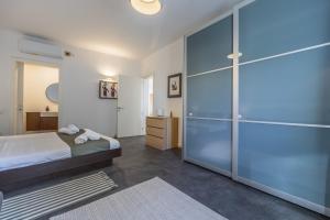 1 dormitorio con una gran puerta corredera de cristal en Central 3 bedroom apartment in Sliema, onsite parking, en Sliema
