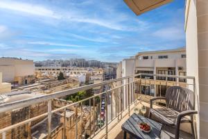 balcón con vistas a la ciudad en Central 3 bedroom apartment in Sliema, onsite parking, en Sliema