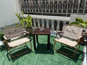 twee stoelen en een tafel op een patio bij Friendly Home @ Commonwealth in Bangkok
