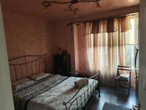 Art apartment Kiril and Metodi square في مدينة بورغاس: غرفة نوم بها سرير ونافذة كبيرة +37 صورة