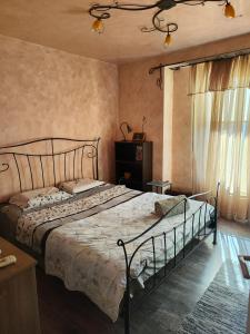 Art apartment Kiril and Metodi square في مدينة بورغاس: غرفة نوم بها سرير في غرفة بها نافذة