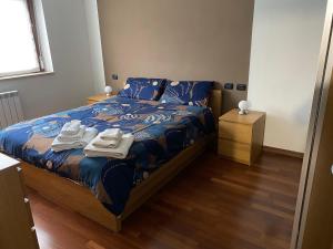 - une chambre avec un lit et des serviettes dans l'établissement FIERA MILANO-RHO APARTMENT, à Pero