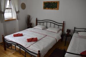 sypialnia z 2 łóżkami i czerwonymi poduszkami w obiekcie Apartmán Na pětce w Znojmie