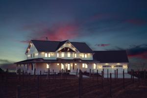 een huis 's nachts verlicht met lichtjes bij Ann Riley Farmhouse 6BDR on Yuba Vineyards - 8062 in Rapid City +55 foto's